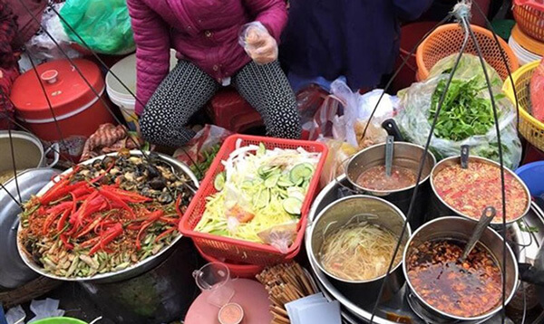 Bạn nhất định phải ghé chợ Cồn khi du lịch Đà Nẵng vì đồ ăn vặt ở đây vừa đa dạng, vừa ngon lại có giá hạt dẻ