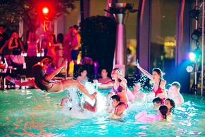 Pool party cuồng nhiệt thu hút khách du lịch Đà Nẵng